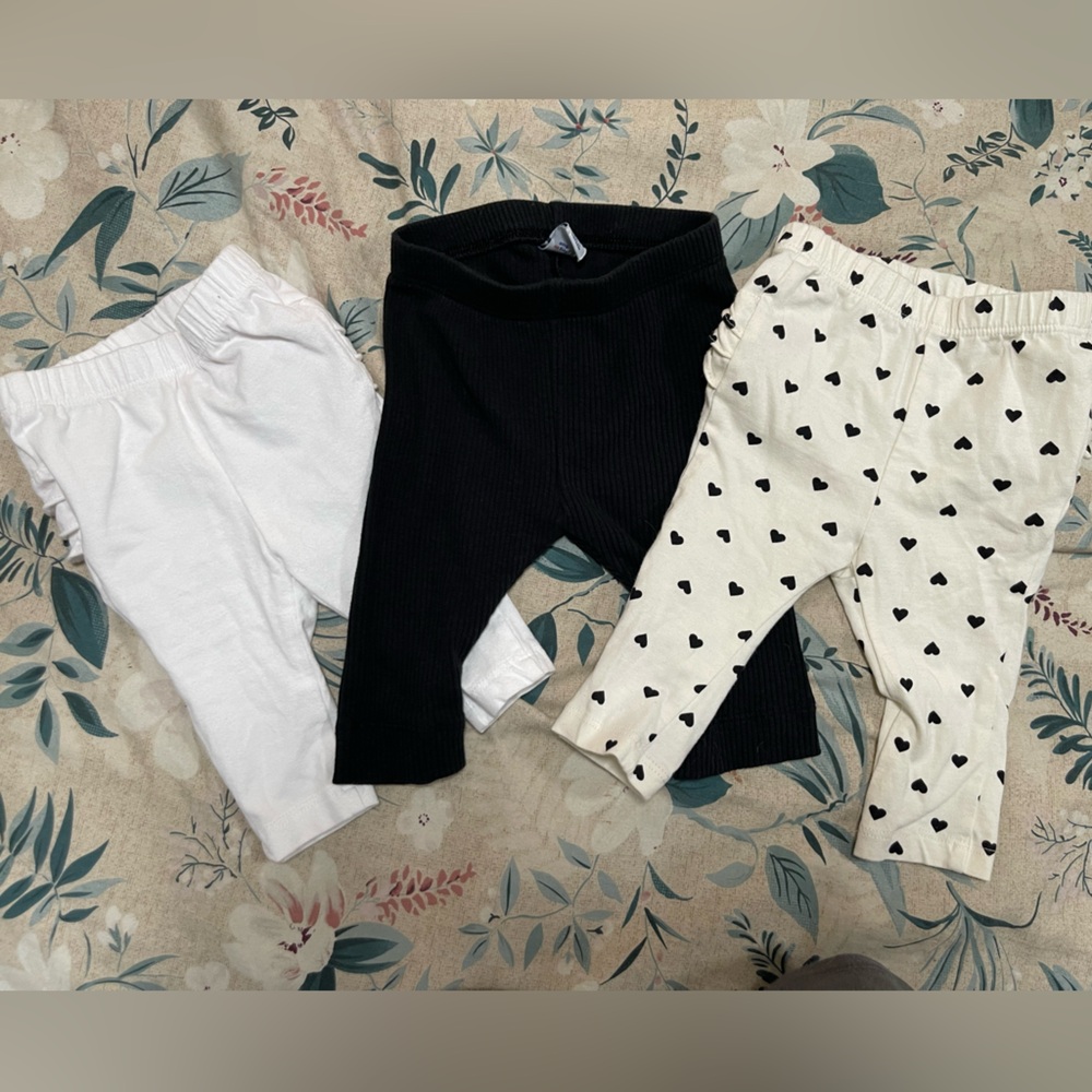 OLD NAVY 3 Leggings, 0-3 White Ruffle bottom & Black Ribbed, 3-6 Black 🖤 Ruffle
